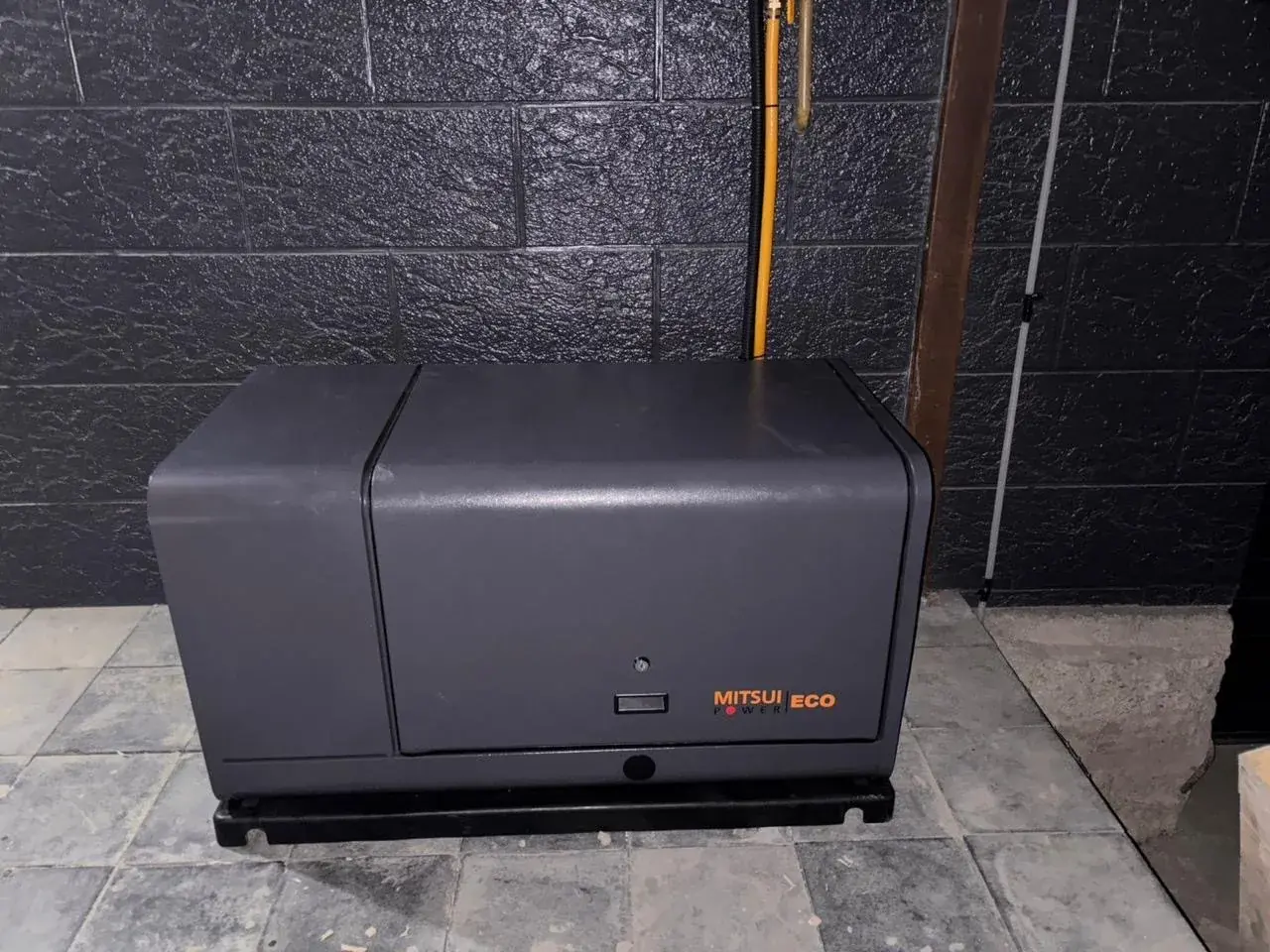 MITSUI Power Eco · у стены дома